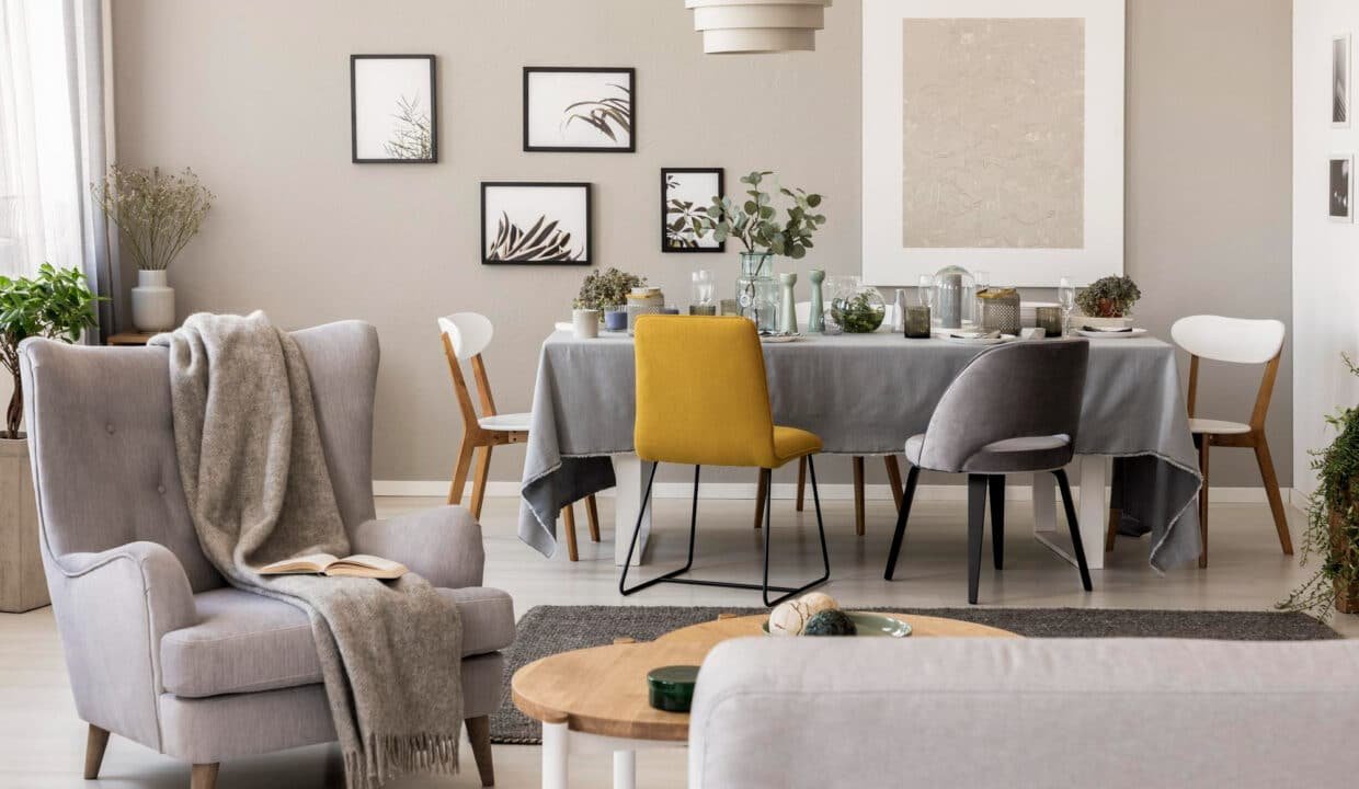 Salon moderne avec table à manger.