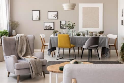 Salon moderne avec table à manger.