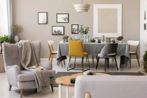 Salon moderne avec table à manger.