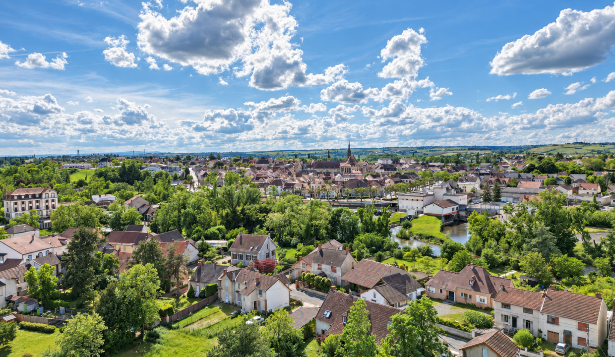 Vue panoramique de Saint-Pourçain-sur-Sioule verdoyante.