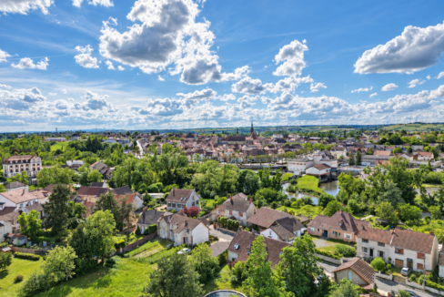 Vue panoramique de Saint-Pourçain-sur-Sioule verdoyante.