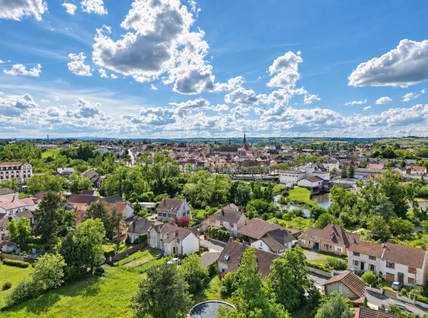 Vue aérienne de Saint-Pourçain-sur-Sioule, de son église et de la Sioule